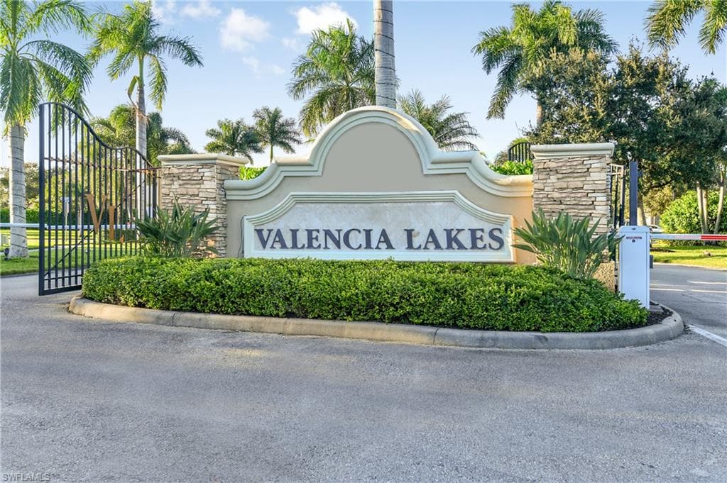 2042 Grove DR NAPLES, FL 34120