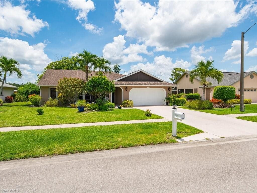 124 Bordeaux CIR NAPLES, FL 34112