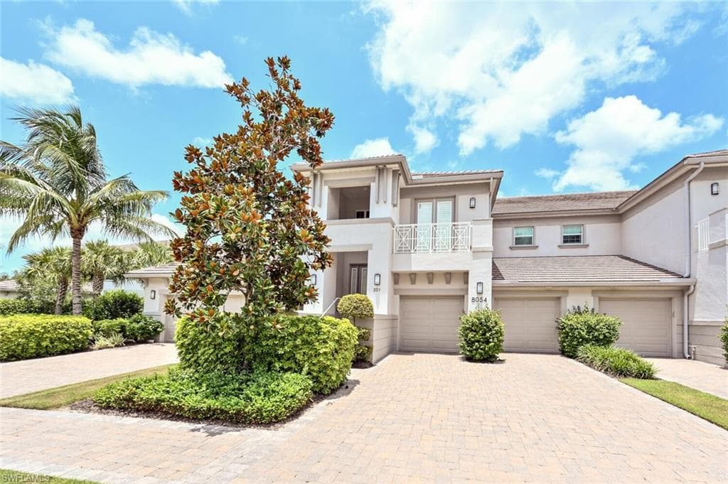 8054 Signature Club CIR 201 NAPLES, FL 34113