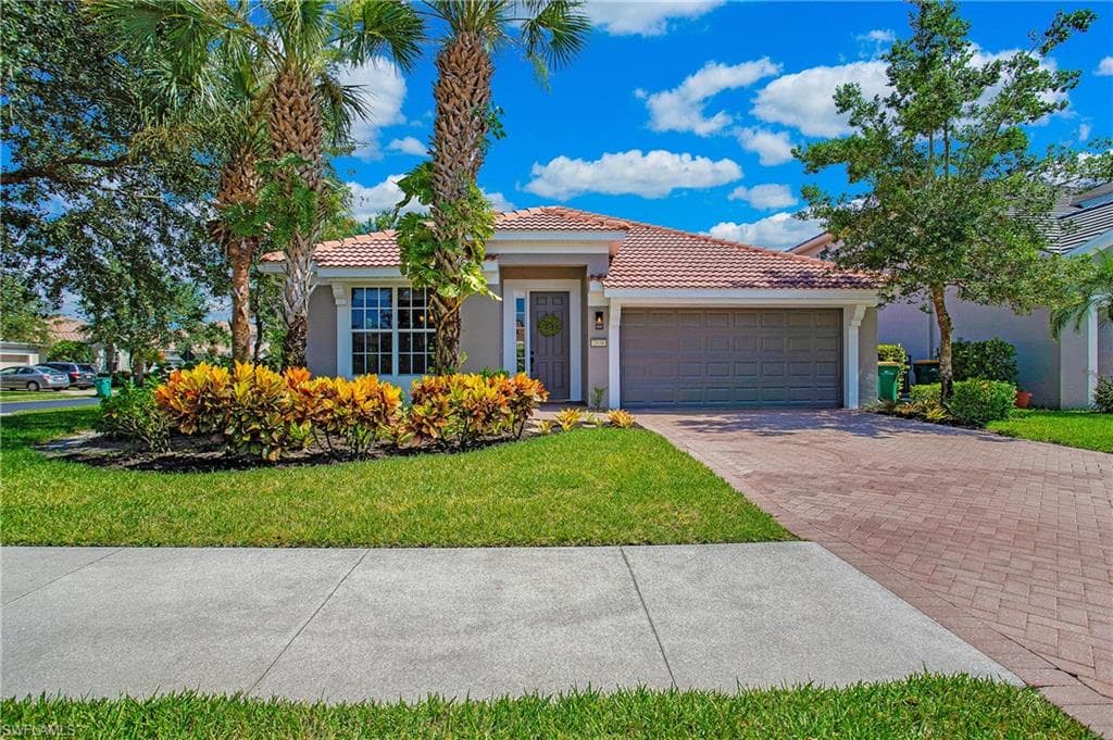 2038 Fairmont LN NAPLES, FL 34120