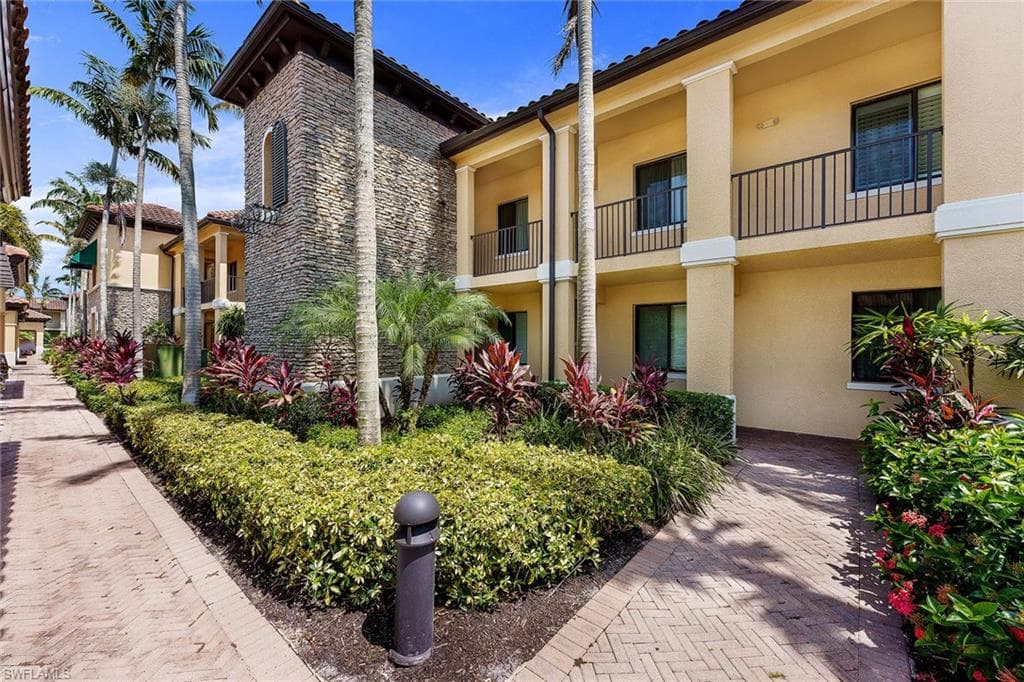 1045 Sandpiper ST G-203 NAPLES, FL 34102