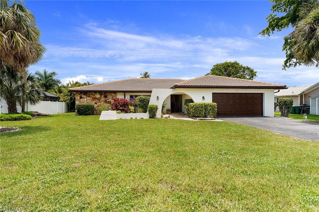 657 Pompano DR NAPLES, FL 34110