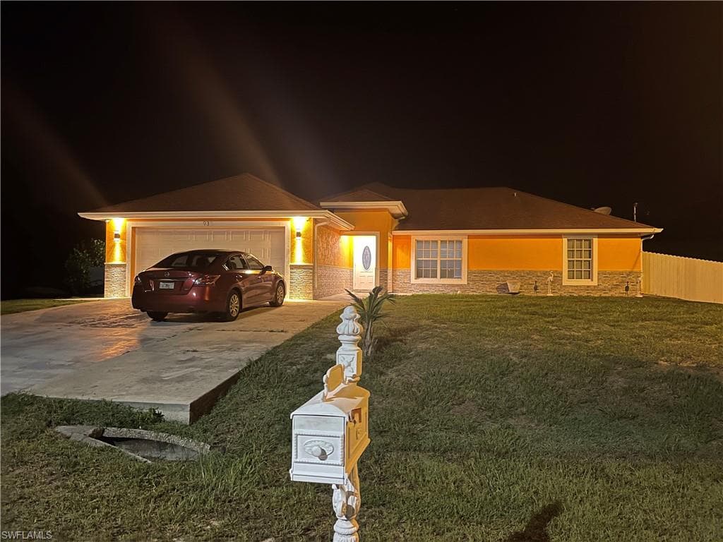 933 Alcalde ST E LEHIGH ACRES, FL 33974