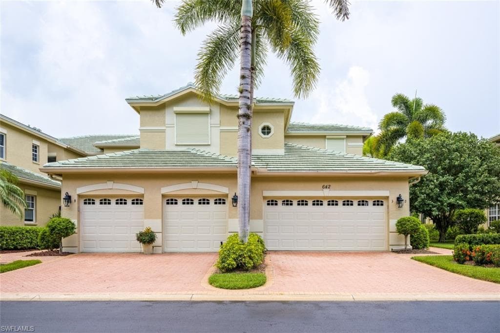 642 VINTAGE RESERVE CIR 3-B NAPLES, FL 34119