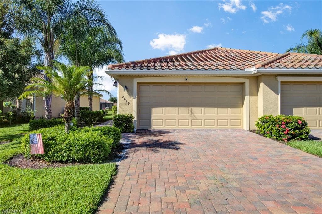 2039 WELLINGTON ST NAPLES, FL 34120