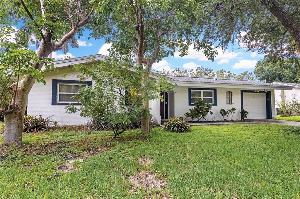 4670 Siesta CIR FORT MYERS, FL 33901