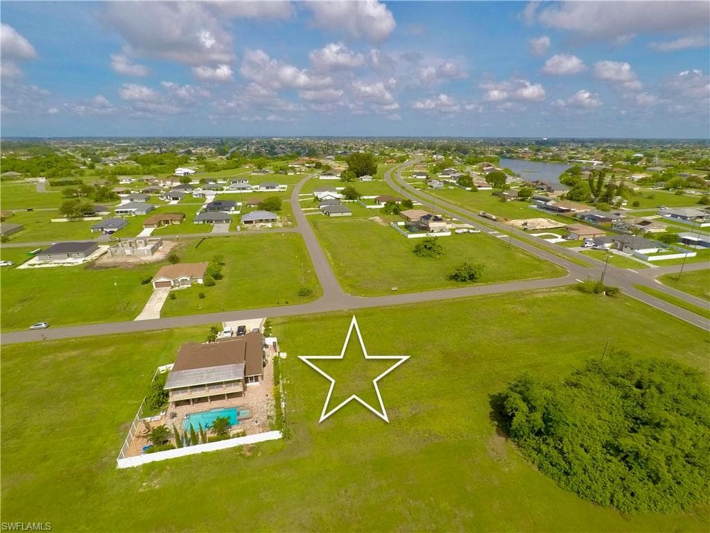 647 NE 7th PL CAPE CORAL, FL 33909