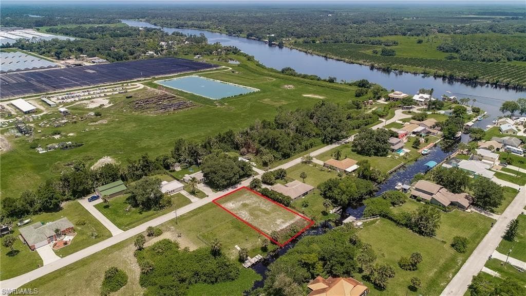 2211 Safe Harbour CT ALVA, FL 33920