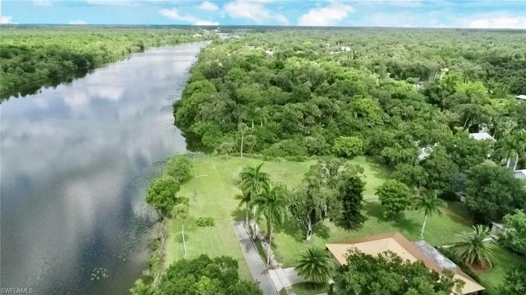 233 DeSoto AVE LABELLE, FL 33935