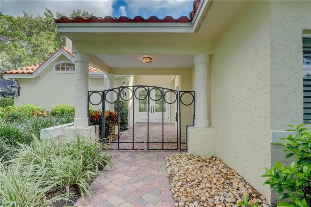 140 Edgemere WAY S NAPLES, FL 34105