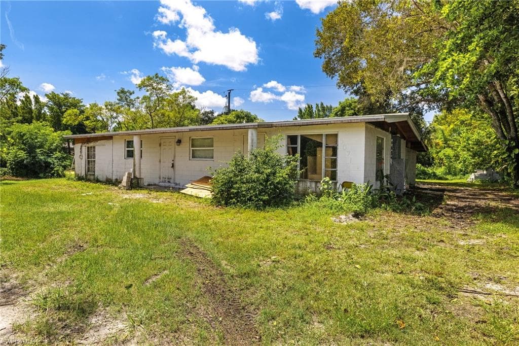 5071 Lils LN FORT MYERS, FL 33905