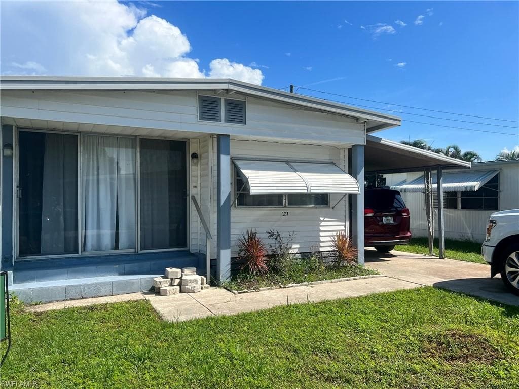 127 Amber AVE NORTH FORT MYERS, FL 33917