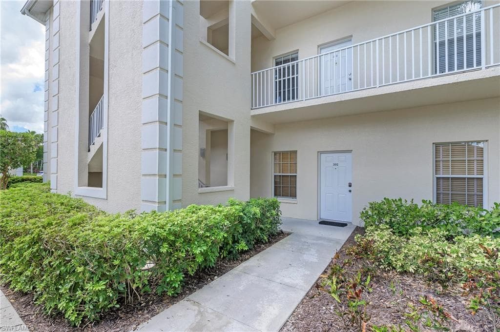 3235 Cypress Glen WAY 302 NAPLES, FL 34109