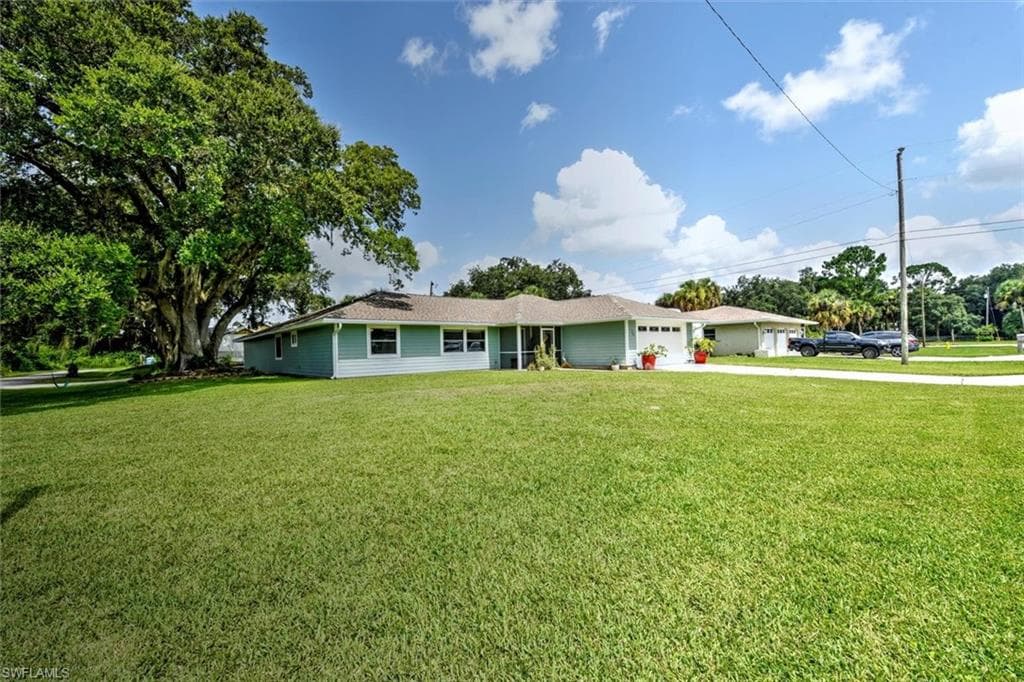 33 Duval AVE LEHIGH ACRES, FL 33936