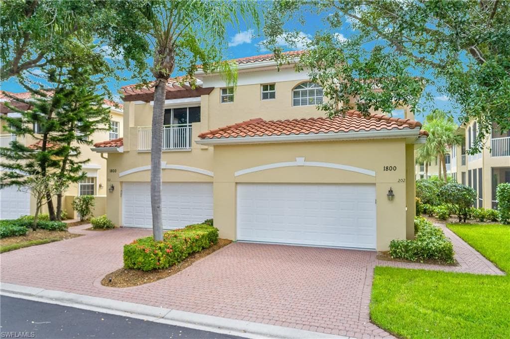 1800 Lambiance CIR 202 NAPLES, FL 34108
