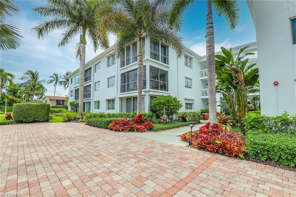 280 2nd AVE S 303 NAPLES, FL 34102