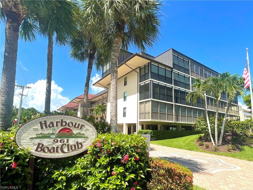 961 SWALLOW AVE PH 301-B MARCO ISLAND, FL 34145