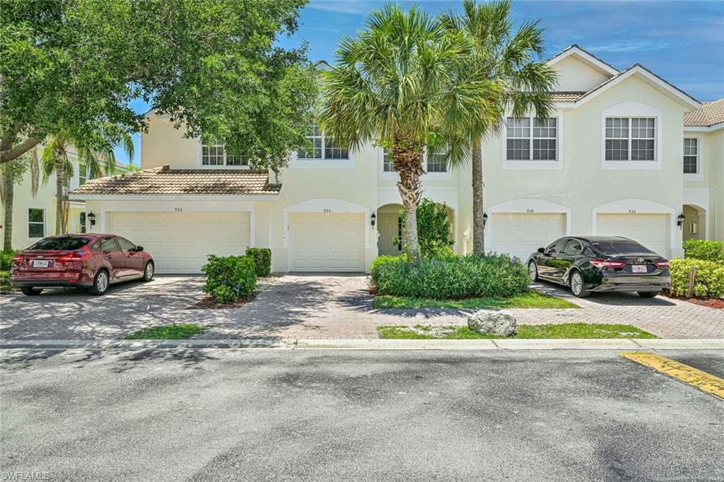 924 Hampton CIR NAPLES, FL 34105