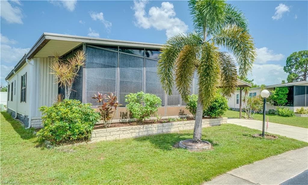 135 Lakeside CIR NORTH FORT MYERS, FL 33903