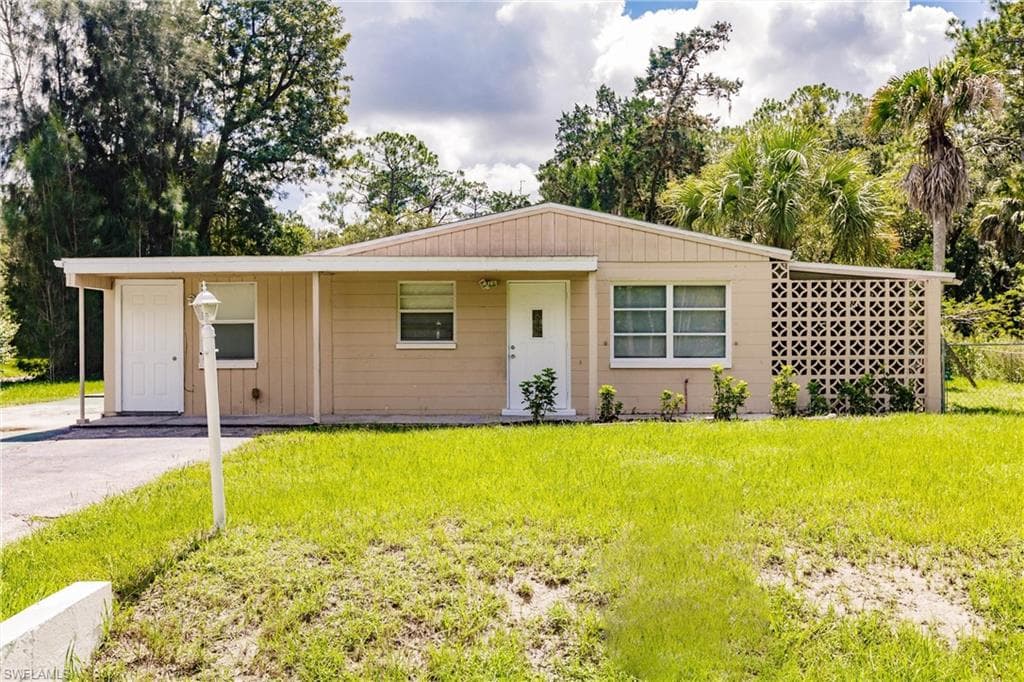 818 Sheldon AVE LEHIGH ACRES, FL 33936