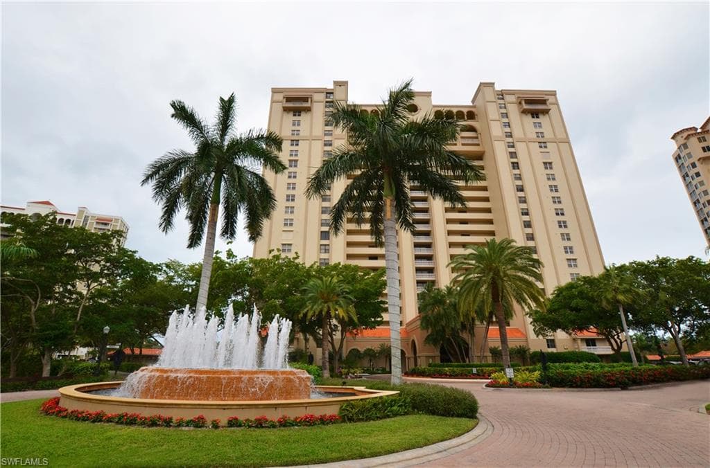 6585 Nicholas BLVD 302 NAPLES, FL 34108