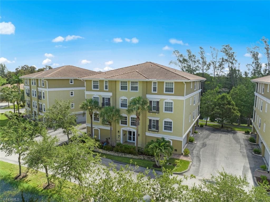 10081 LAKE COVE DR 101 FORT MYERS, FL 33908