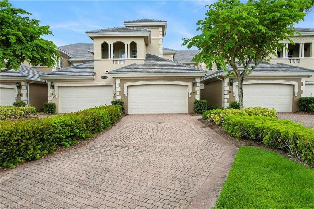 9242 Tesoro LN 1-102 NAPLES, FL 34114