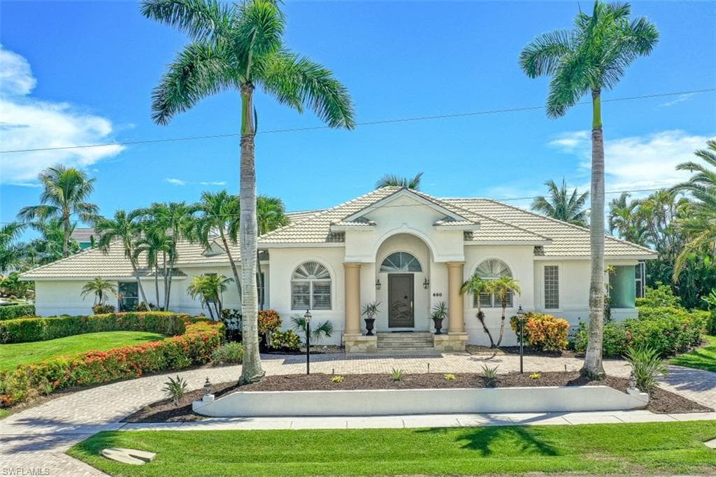 690 Pelican CT MARCO ISLAND, FL 34145