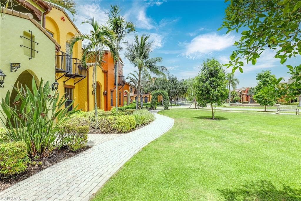 9078 Albion LN 6605 NAPLES, FL 34113