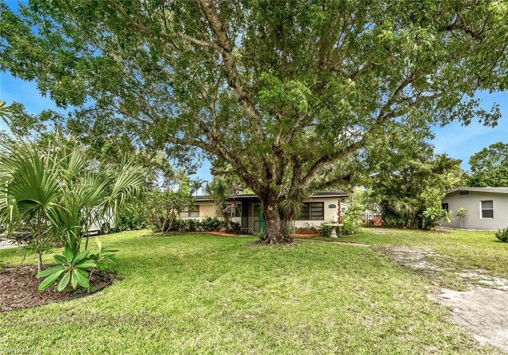 837 Coconut CIR W NAPLES, FL 34104