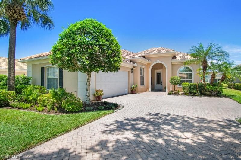 2202 Heydon CIR W NAPLES, FL 34120