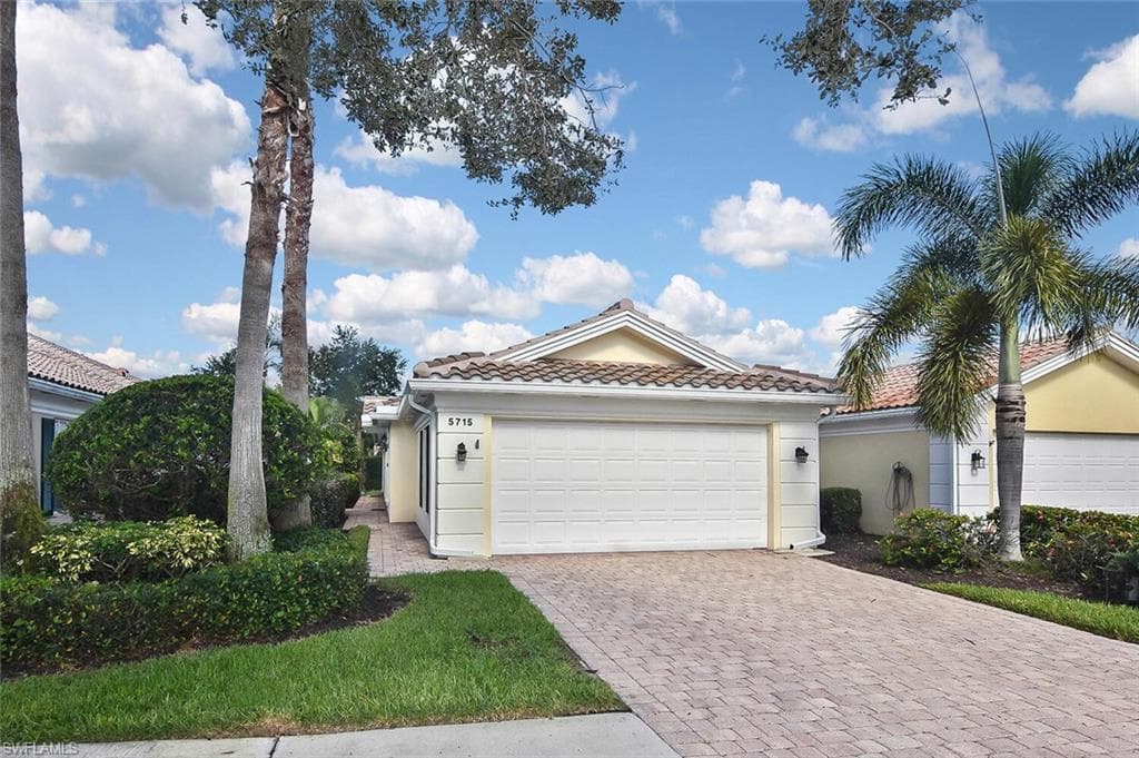 5715 Drummond WAY NAPLES, FL 34119
