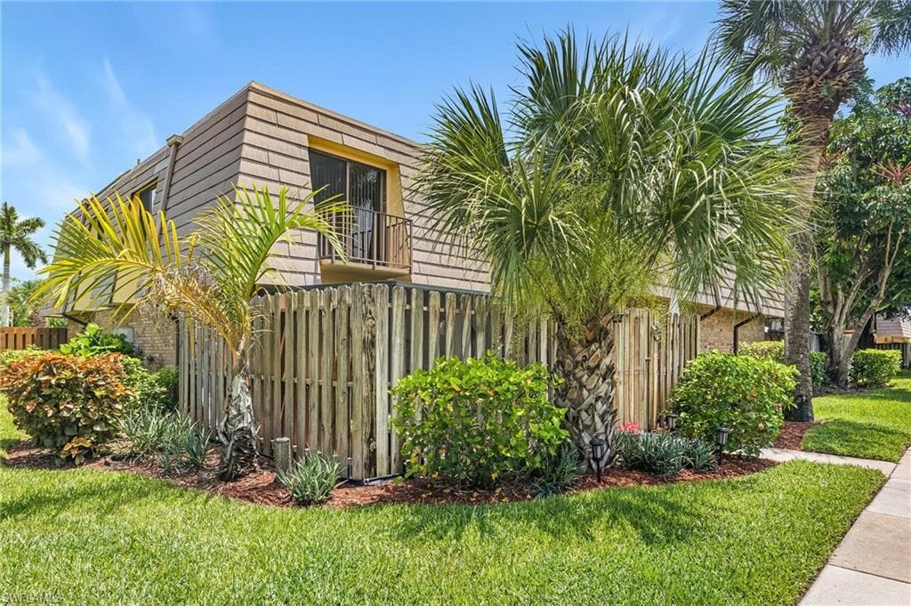 1600 Park Meadows DR 3 FORT MYERS, FL 33907