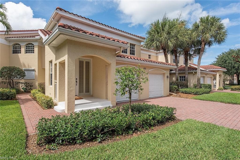 400 Lambiance CIR 4-202 NAPLES, FL 34108