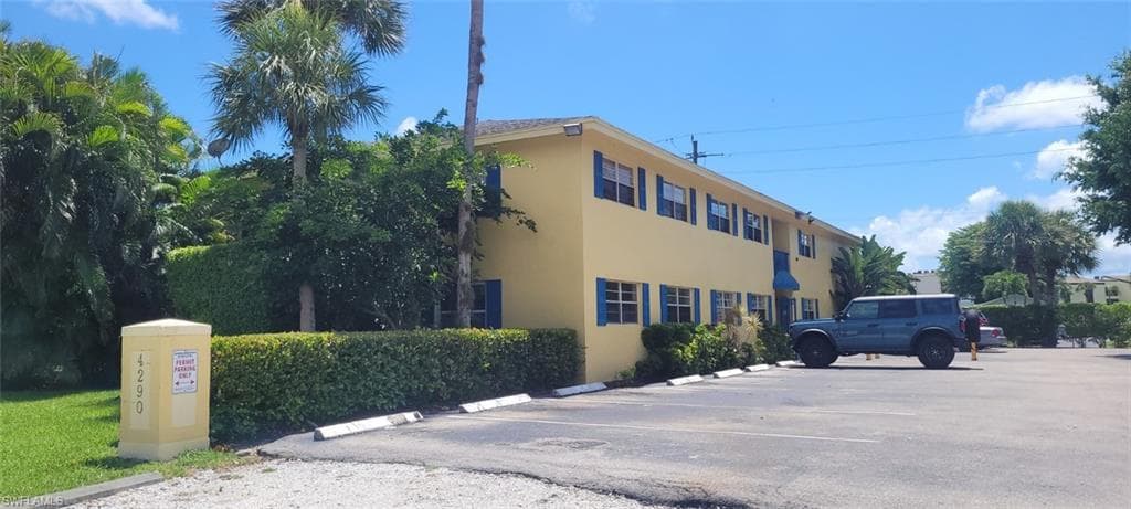 4290 Gulfstream DR 10 NAPLES, FL 34112