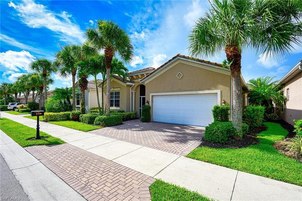 228 Glen Eagle CIR NAPLES, FL 34104