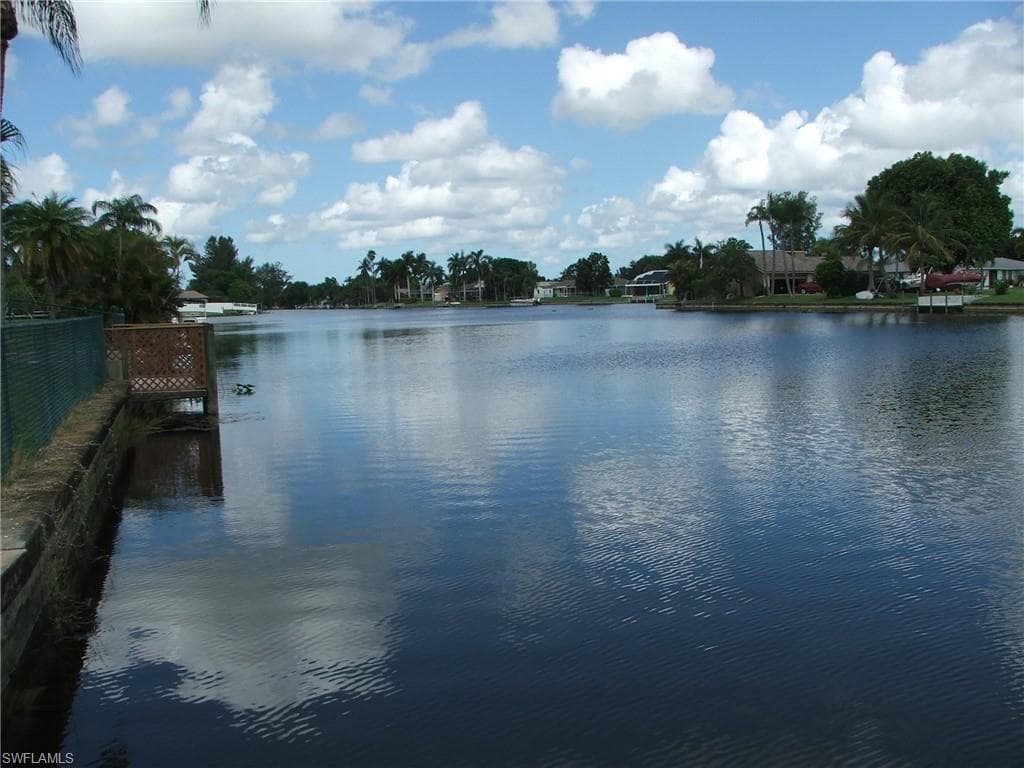 613 SE 21st ST CAPE CORAL, FL 33990