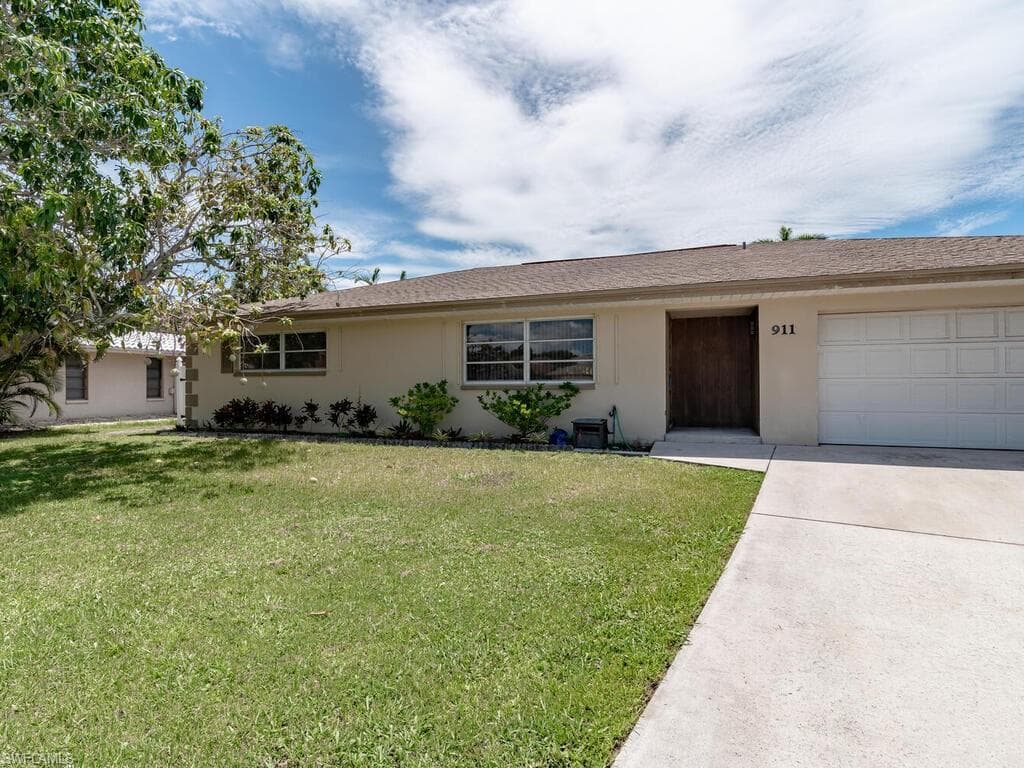911 Dolphin CT MARCO ISLAND, FL 34145