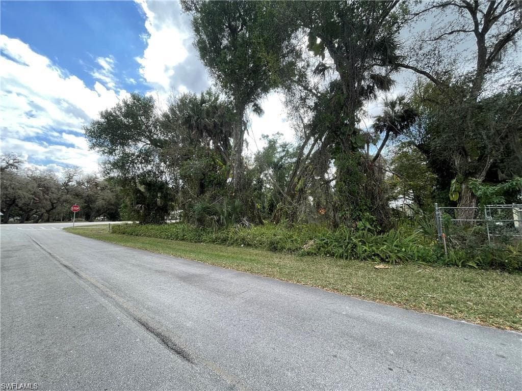 525 Glades AVE LABELLE, FL 33935
