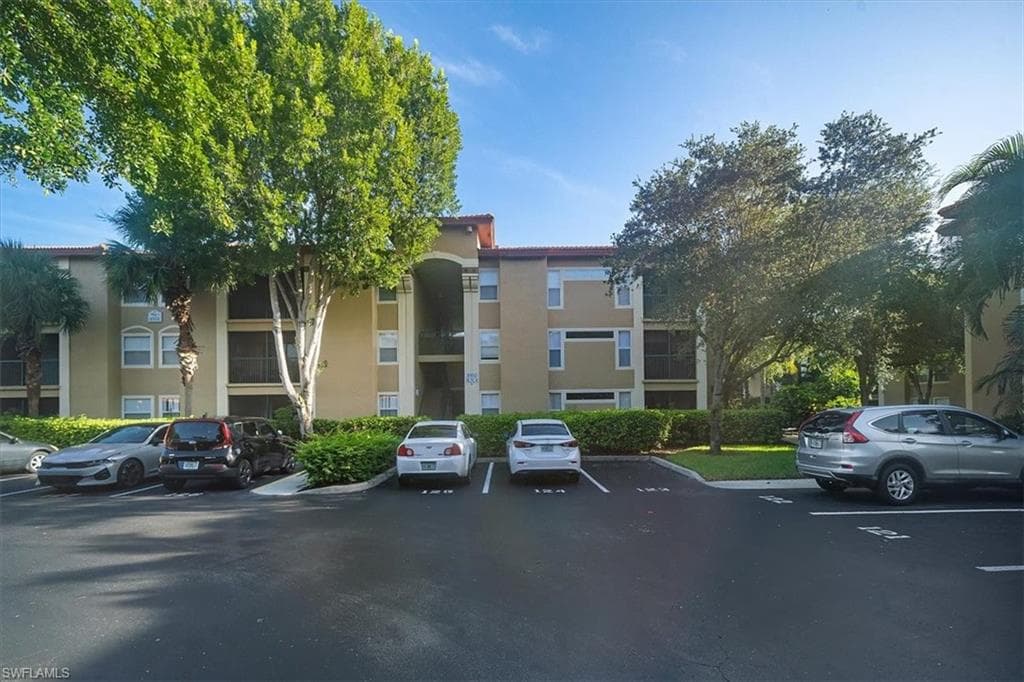 8950 Colonnades CT E 818 BONITA SPRINGS, FL 34135
