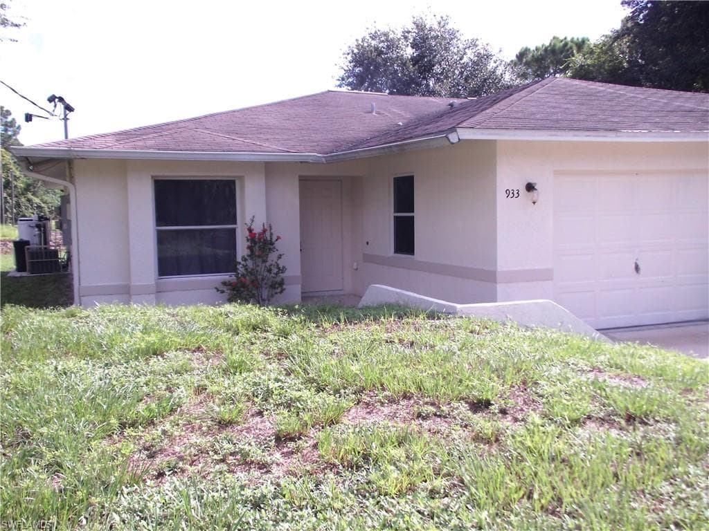 933 Meadow RD LEHIGH ACRES, FL 33973