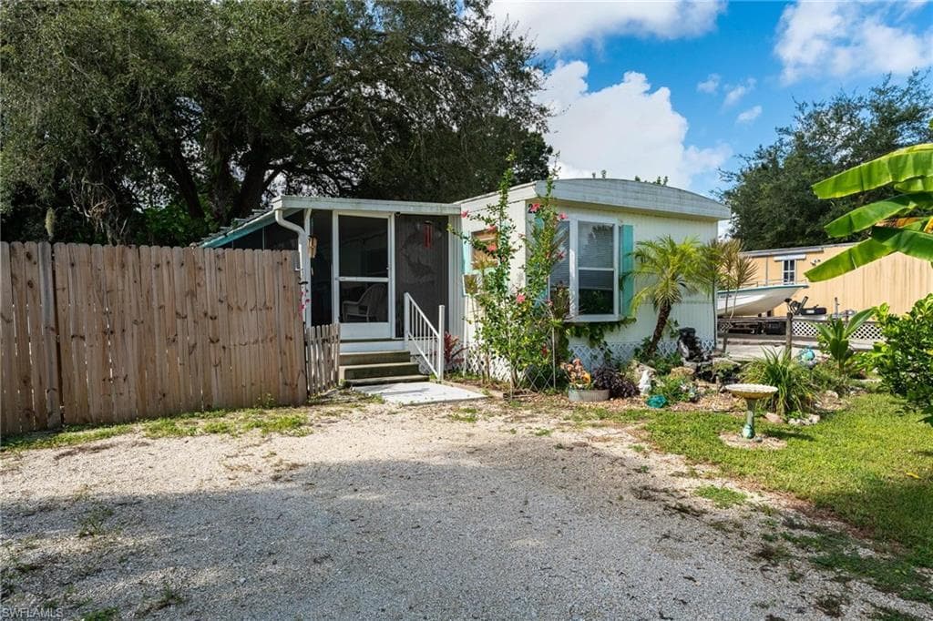 233 Sacramento ST NORTH FORT MYERS, FL 33903