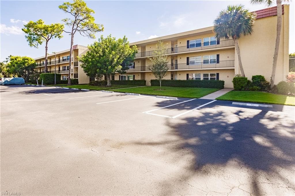 1086 Forest Lakes DR 9109 NAPLES, FL 34105