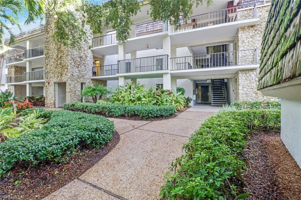 103 Clubhouse DR C-252 NAPLES, FL 34105