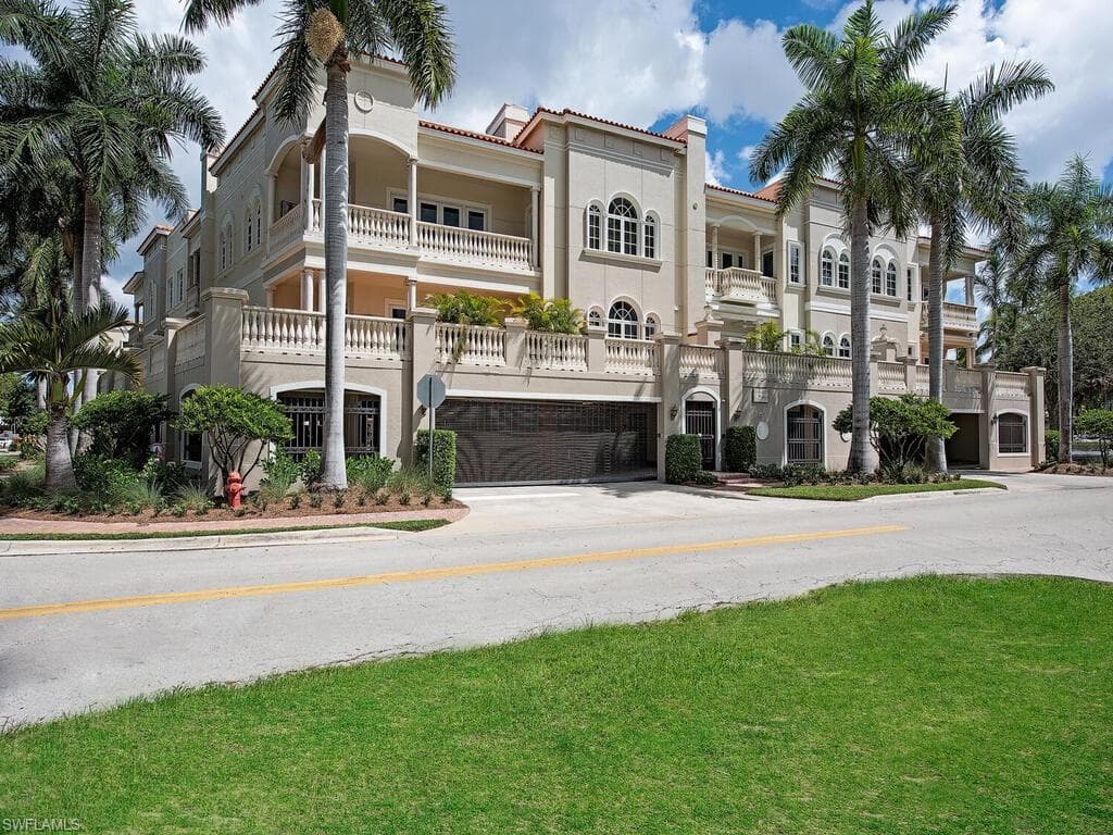 627 6TH AVE S B-302 NAPLES, FL 34102