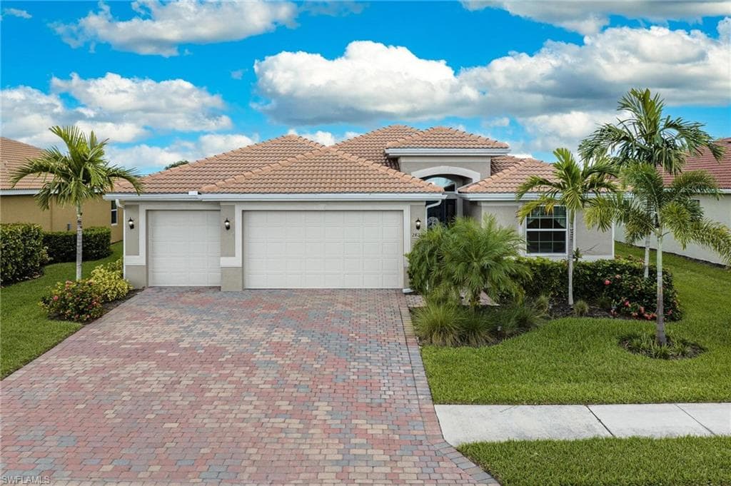 2833 Sunset Pointe CIR CAPE CORAL, FL 33914