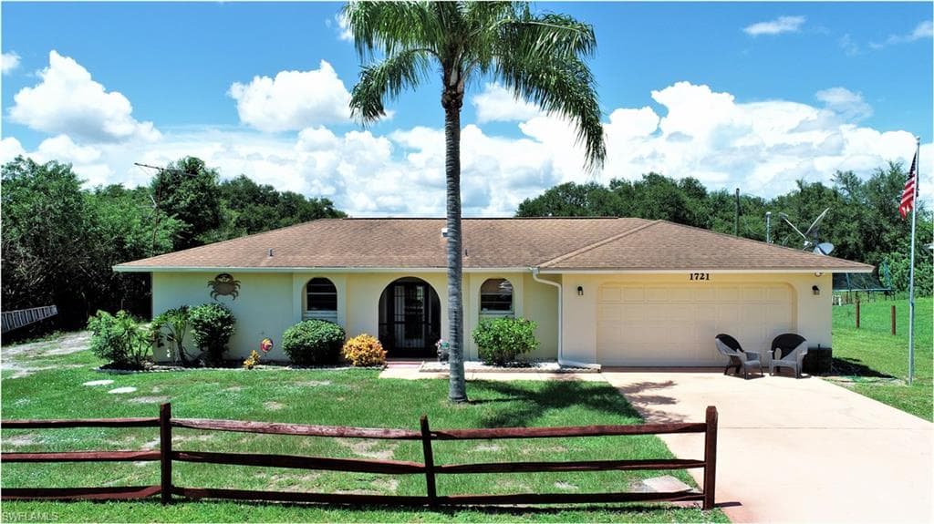 1721 Johns AVE LEHIGH ACRES, FL 33972