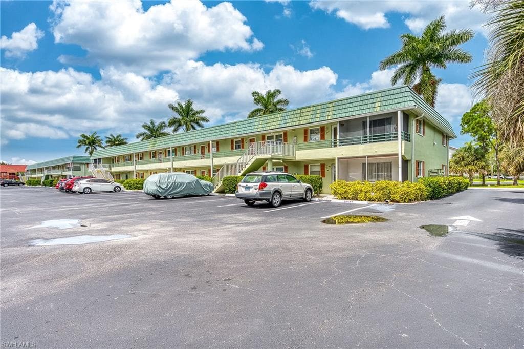 200 Valley Stream DR B-1 NAPLES, FL 34113