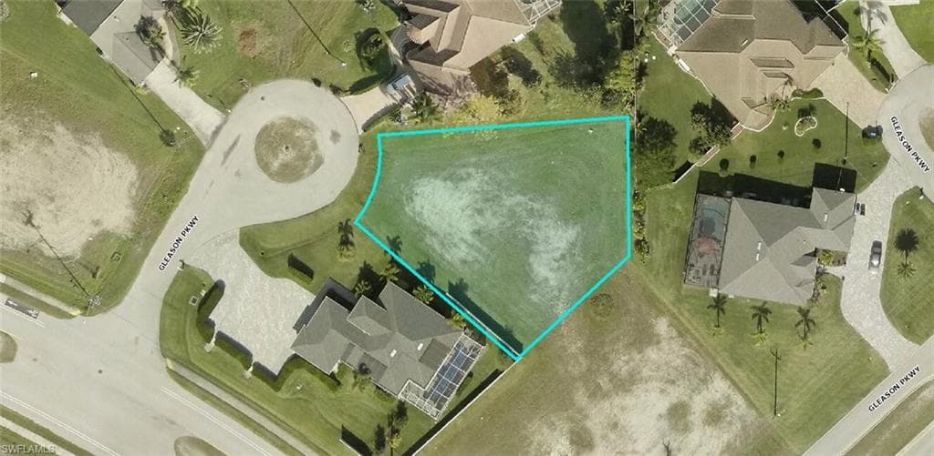 2527 Gleason PKY CAPE CORAL, FL 33914