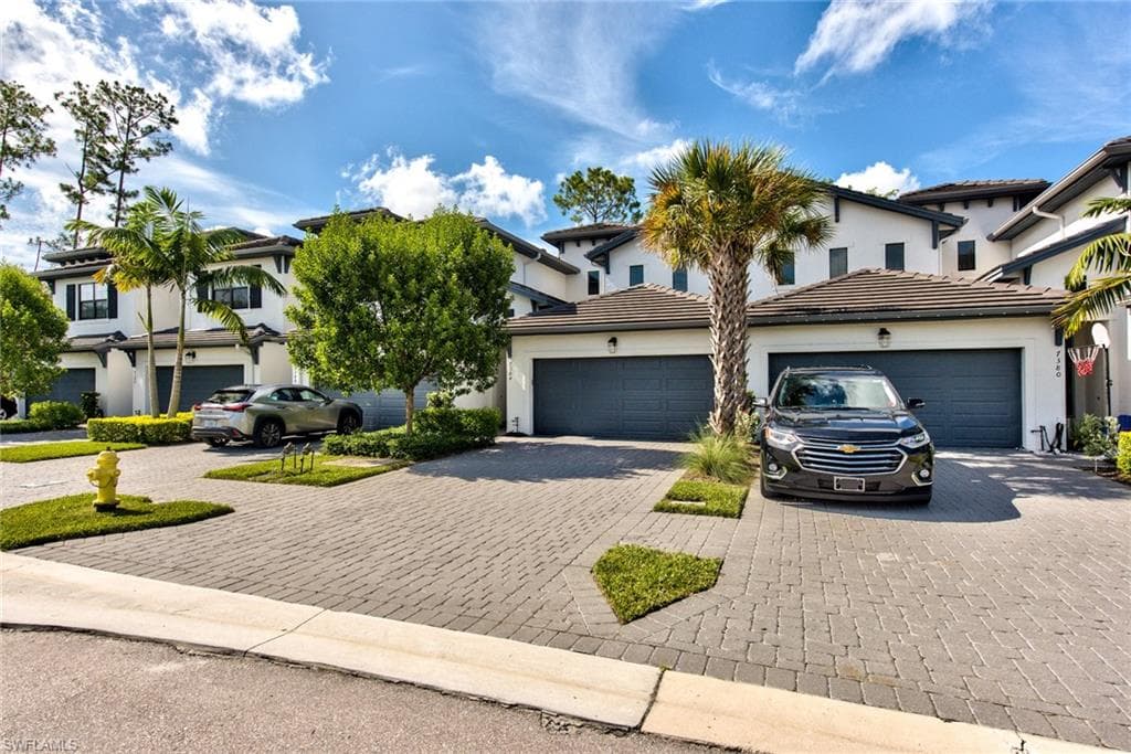 7384 Rockefeller DR NAPLES, FL 34119